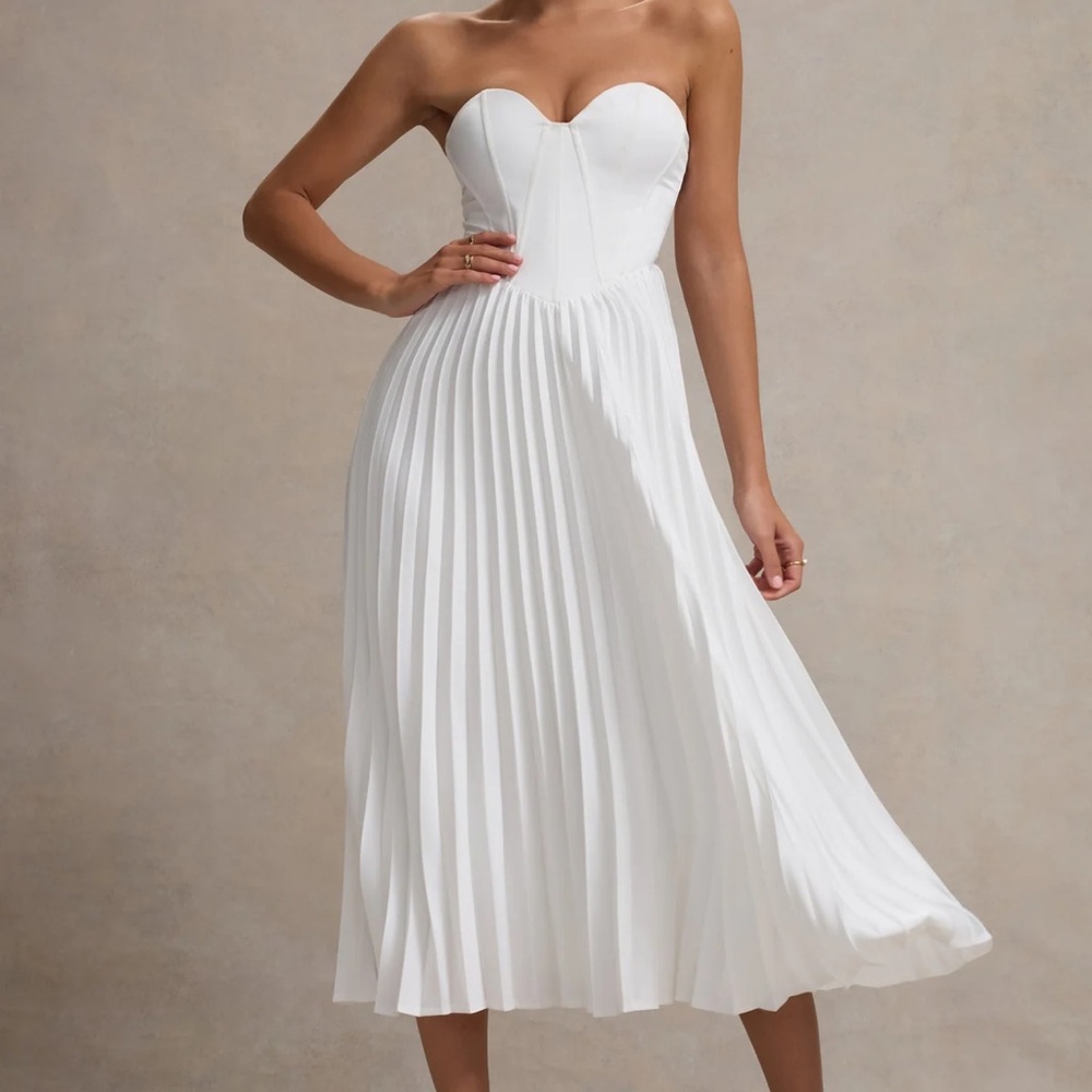 Elegant White Strapless Pleated Dress